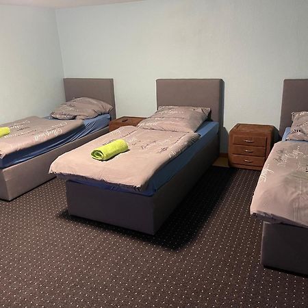 Chambre Avec 3 Lits 特里尔 外观 照片